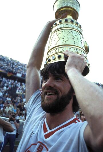 Bayer Uerdingens Friedhelm Funkel hat Spass am Gewinn des DFB-Pokals 1985