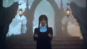 Jenna Ortega kehrt 2025 als Wednesday Addams zurück.