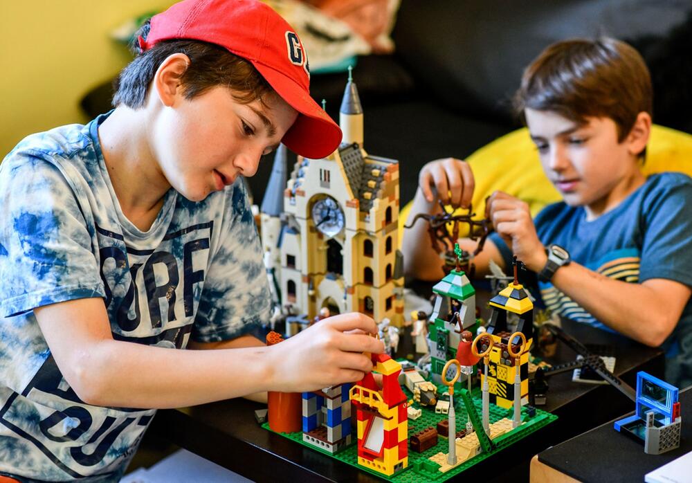 Geschwister spielen miteinander