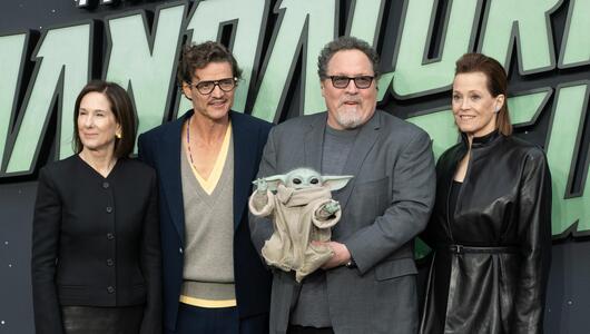 Kathleen Kennedy, Pedro Pascal, Jon Favreau und Sigourney Weaver