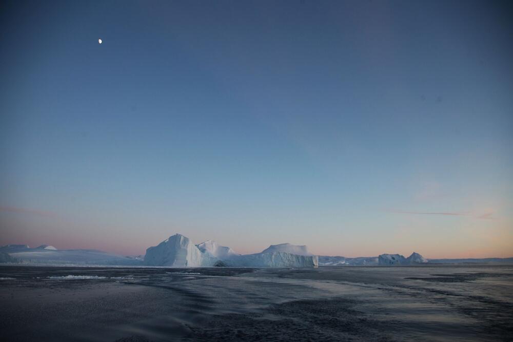 Eisberge treiben im Ilulissat-Eisfjord im Westen von Grönland