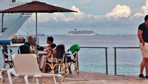 Kreuzfahrtschiffe vor Cozumel in Mexiko
