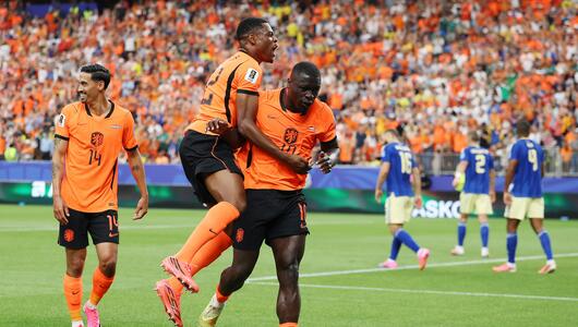 Brian Brobbey feiert seinen zweiten Treffer gegen Schweden.