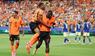 Brian Brobbey feiert seinen zweiten Treffer gegen Schweden.
