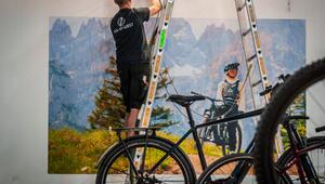 Messestand wird auf der Fahrradmesse Eurobike fertiggestellt