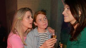 "GZSZ": Alicia (l.) und Toni (m.) wollen unbeschwert feiern.