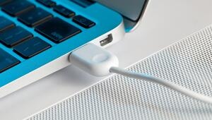 Laptop am Stromkabel