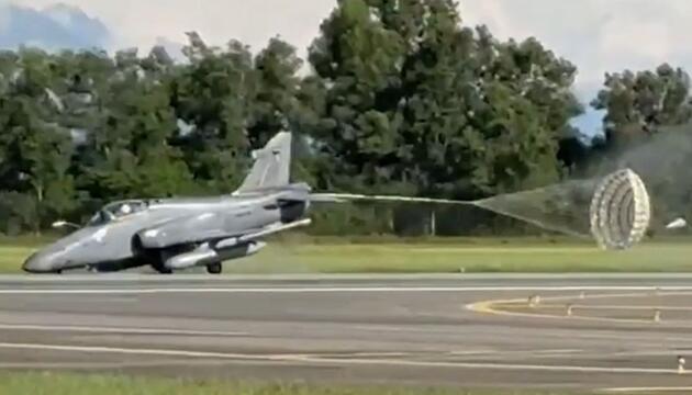 Kampfjet landet auf der Nase – kritische Sekunden bei Militärübung in Malaysia