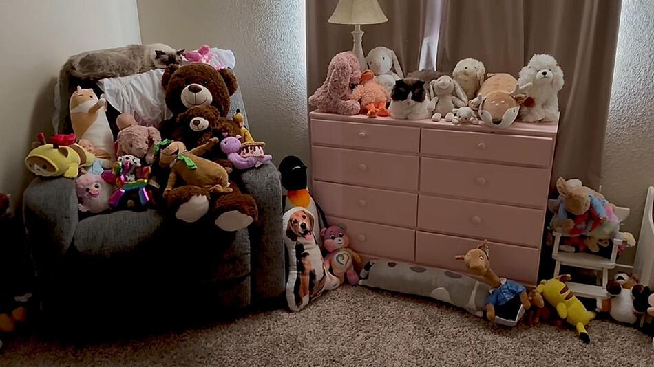 Perfekt getarnt: Zwei Katzen verstecken sich als Kuscheltiere im Kinderzimmer