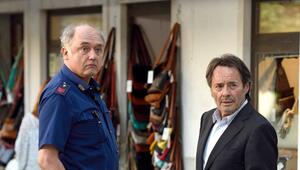 "Donna Leon: Endlich Mein": Commissario Brunetti (Uwe Kockisch, r.) und Sergente Vianello (Karl ...