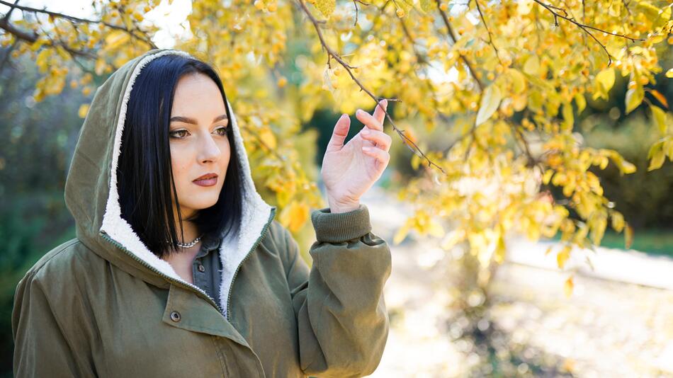 Frau im Herbst