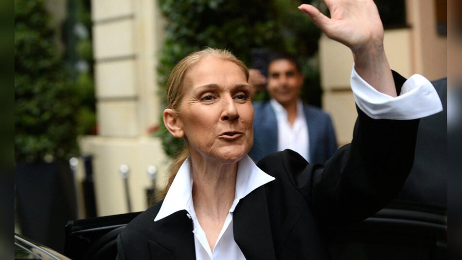 Céline Dion verteilt wenige Tage vor der Eröffnung der Olympischen Sommerspiele Luftküsse in Paris.