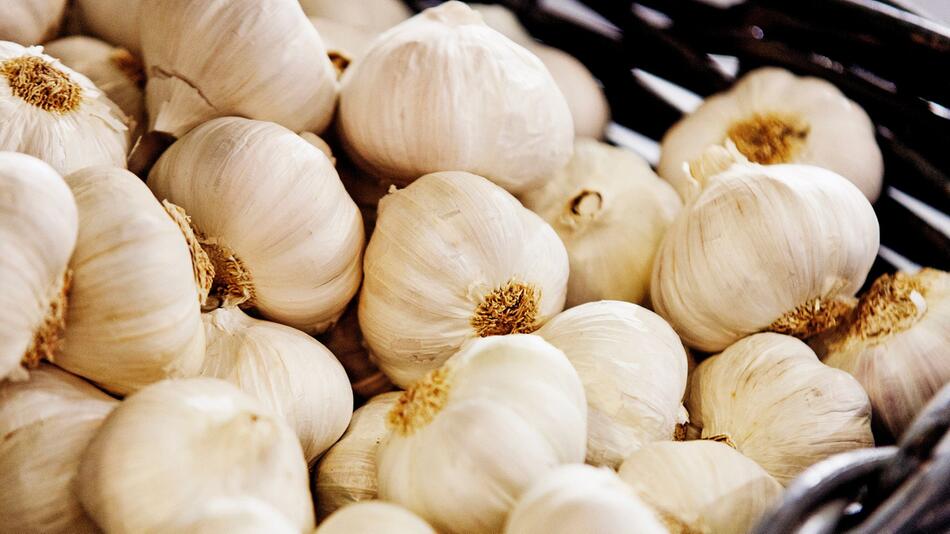 Knoblauch liegt in einem Korb