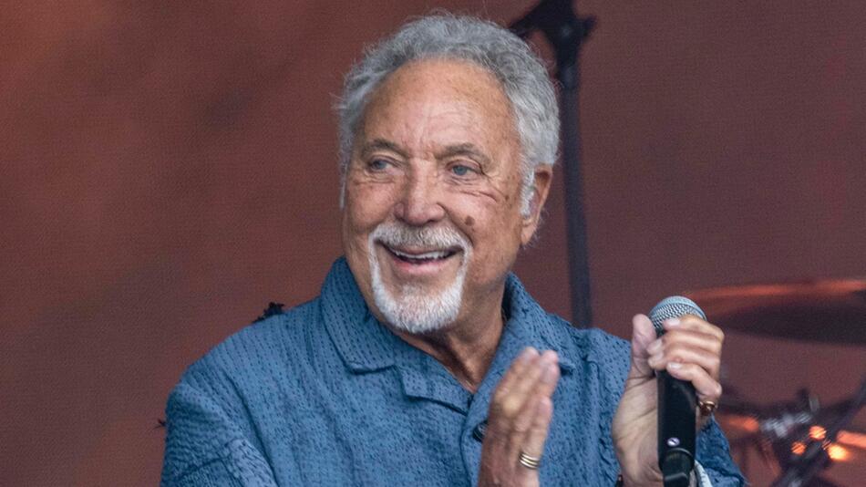 Tom Jones kämpft mit einem Infekt.
