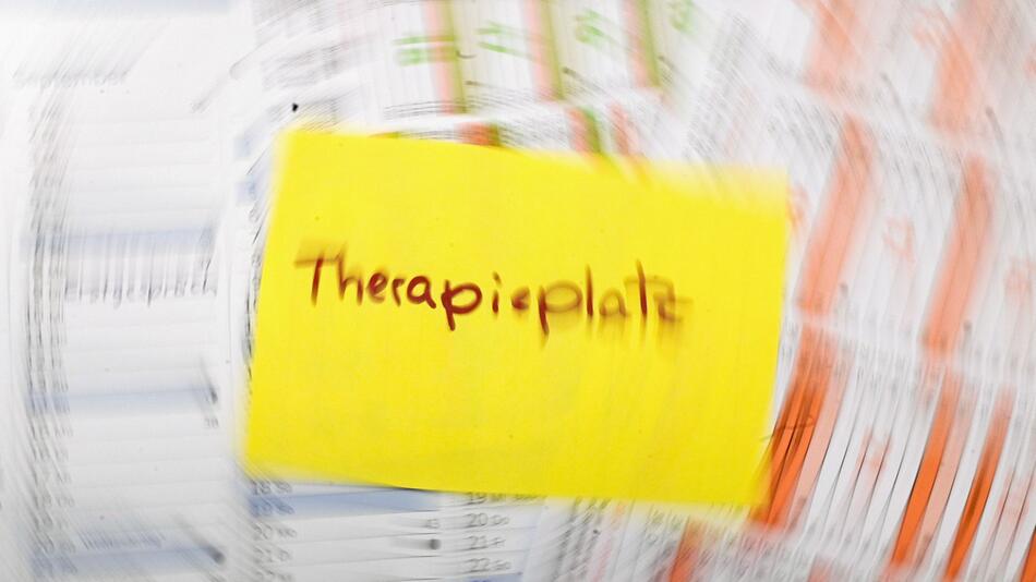 Zettel mit dem Schriftzug "Therapieplatz" liegt auf Kalendern