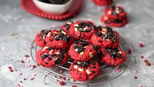 Red Velvet Cookies auf einem Tisch