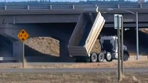 Heftiger Crash: Lkw prallt mit offener Ladefläche gegen Brücke