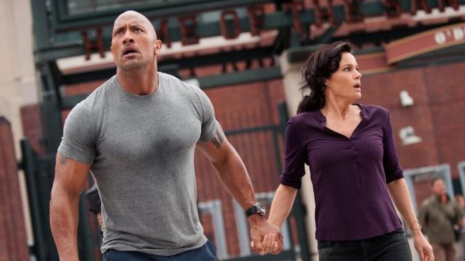 "San Andreas": Ray Gaines (Dwayne Johnson) setzt alles daran, seine Exfrau Emma (Carla Gugino) ...