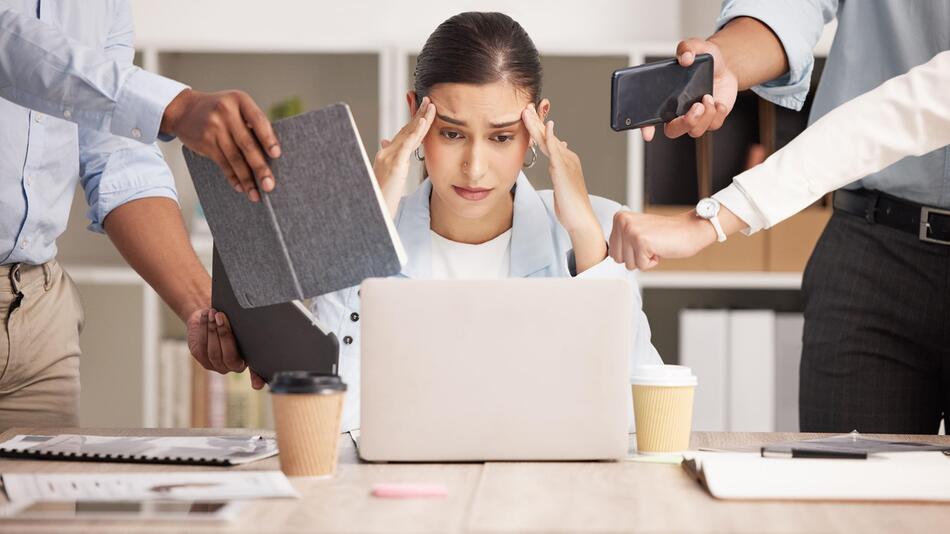 Gestresste Frau im Büro