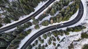 Landstrasse schängelt sich in einer Serpentine durchs Erzgebirge