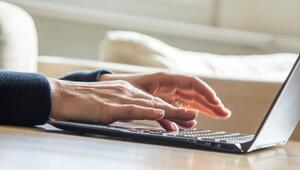 Eine Frau tippt auf einem Laptop