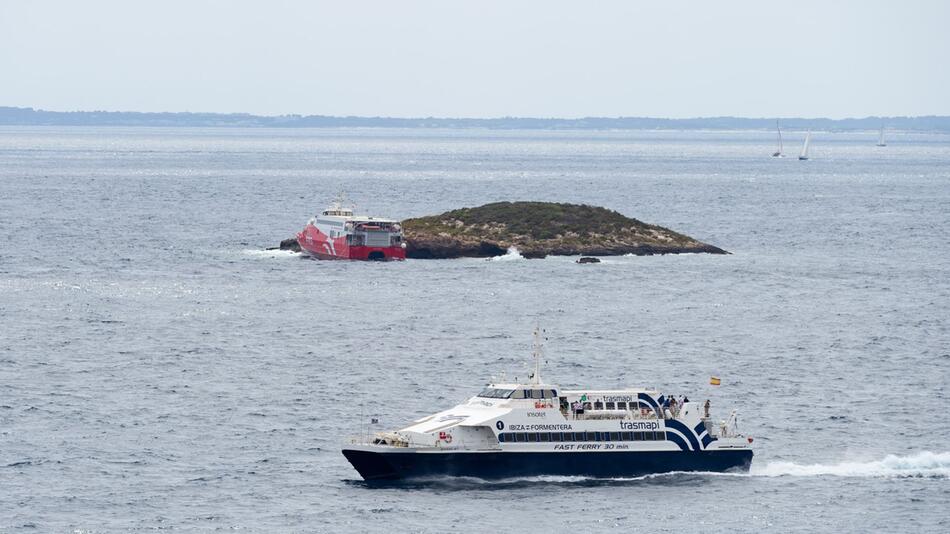 Fähre kracht vor Ibiza auf Felsen: mehrere Verletzte