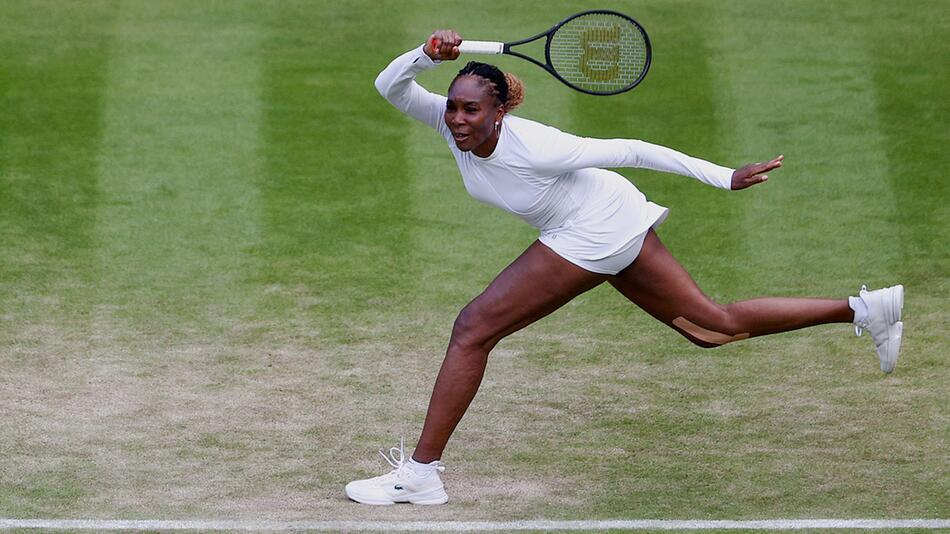 Venus Williams schlägt am 1. Juli 2022 in Wimbledon im Mixed-Wettbewerb einen Return