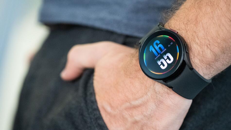 Mann trägt eine Smartwatch