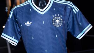 So sieht das neue Auswärtstrikot der deutschen Fussball-Nationalmannschaft aus.