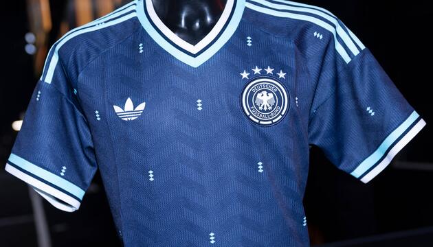 So sieht das neue Auswärtstrikot der deutschen Fussball-Nationalmannschaft aus.
