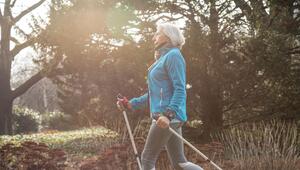Eine Frau beim Nordic Walking