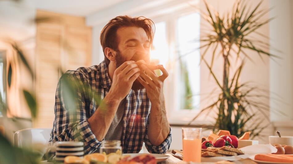 Mann geniesst ausgewogenes Frühstück