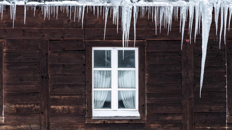 Blick auf ein Haus mit Eiszapfen