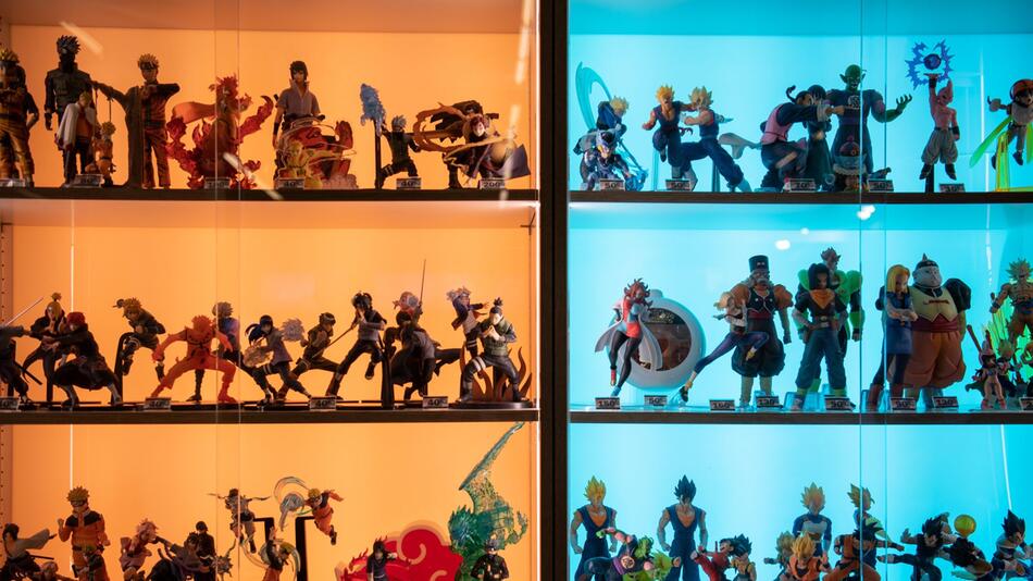 Anime-Sammelfiguren in einer Vitrine