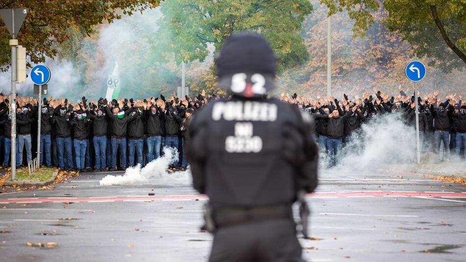 Fussball-Fans und Polizei