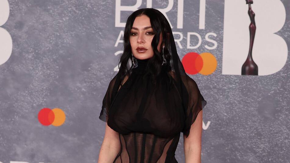 Charli XCX während ihrer Ankunft bei den Brit Awards.