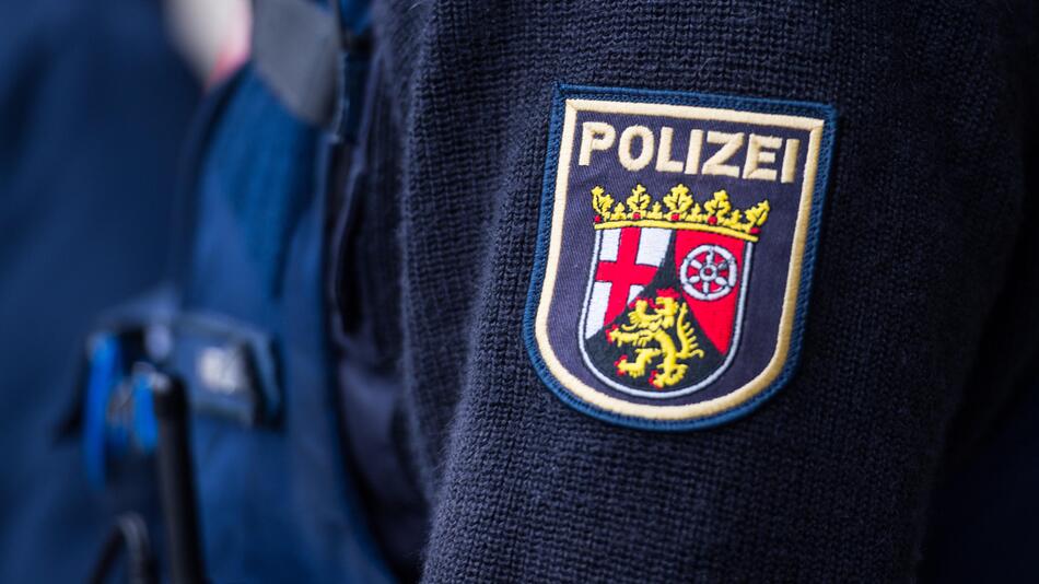 Ein Polizist trägt das rheinland-pfälzische Landeswappen auf seiner Jacke.