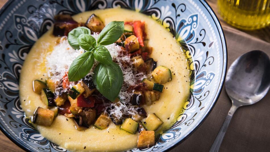 Polenta mit Ratatouille Gemüse, Parmesan und Olivenöl