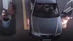 Brenzliger Tankstopp: Flammen schiessen unter Auto hervor