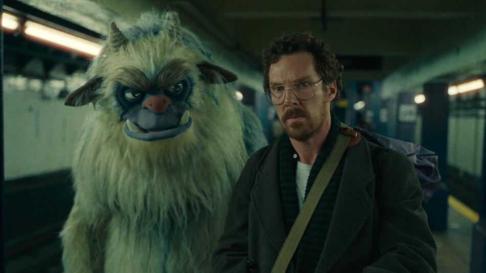 Benedict Cumberbatch als Vincent mit dem titelgebenden Monster in "Eric".