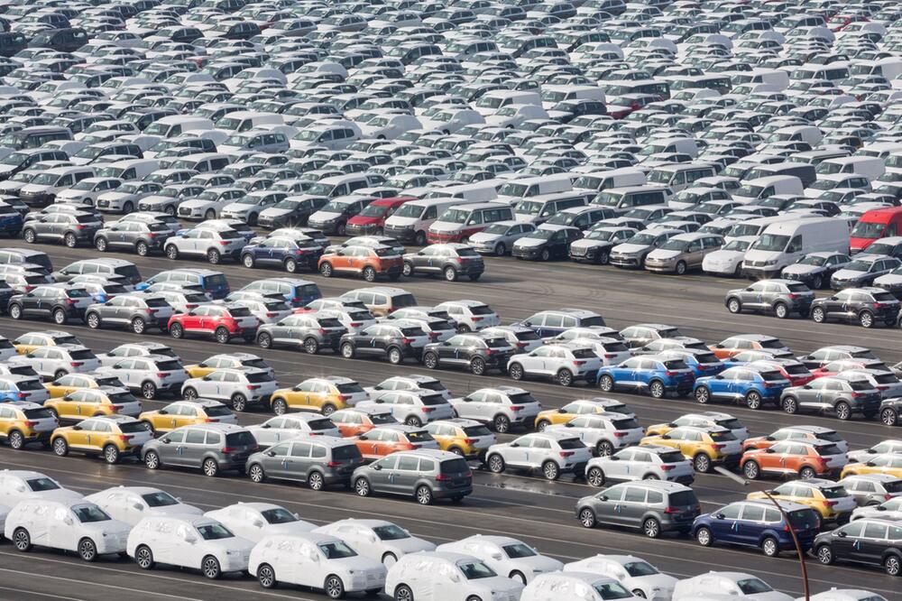 Export-Autos im Hafen von Emden