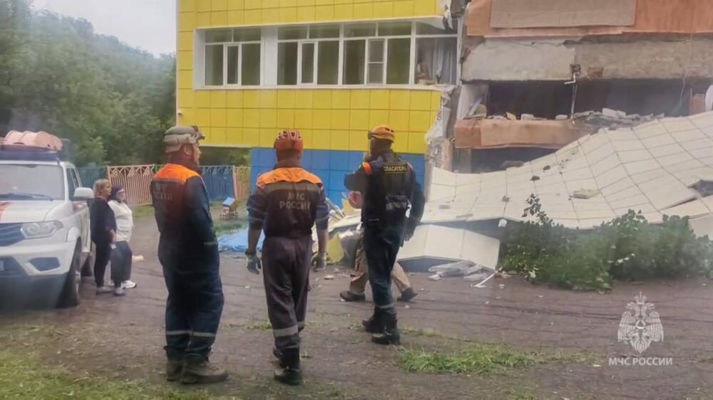 Rettungskräfte, die ein zerstörtes Gebäude auf der russischen Halbinsel Kamtschatka inspizieren