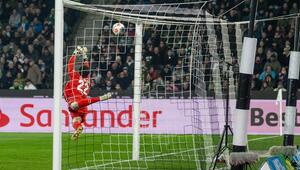 St. Paulis Torwart Nikola Vasilj ist bei Kevin Stögers Zauber-Freistoss machtlos.