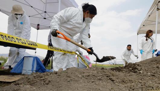 Angehörige von verschwundenen Personen suchen am Chalco-See nach Knochenfragmenten.