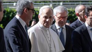 Papst Leo XIV. während seiner Ankunft vor der Gemelli-Klinik in Rom.