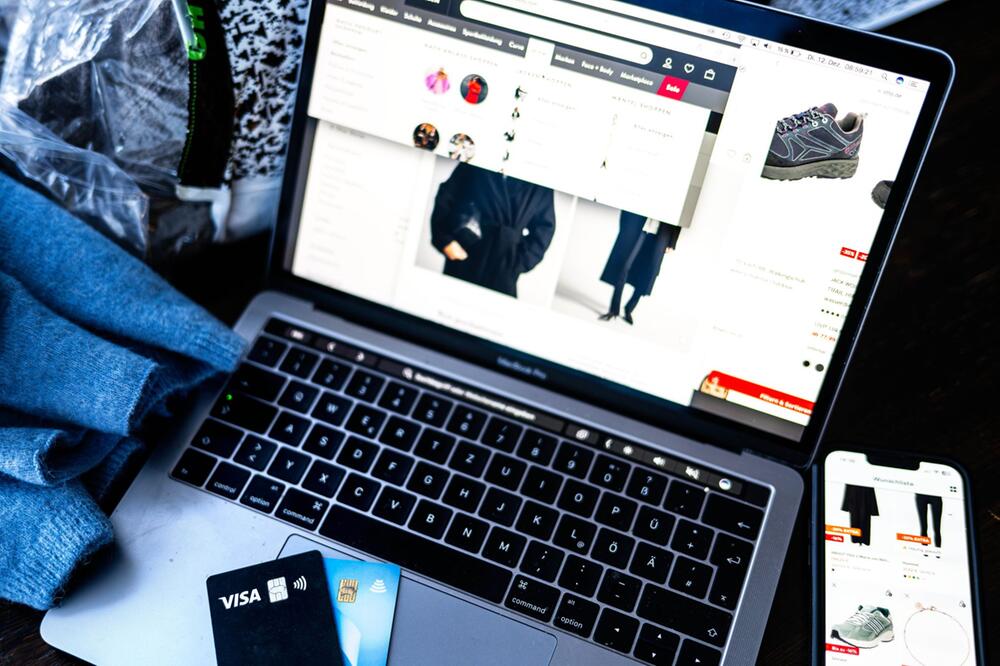 Online-Shops sind auf einem Laptop geöffnet