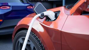 Rotes Elektroauto, das geladen wird