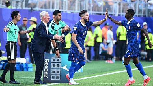 Rayan Cherki (M.) wurde auch gegen Paraguay eingewechselt.