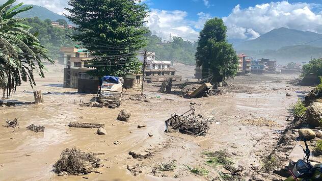 Sturzflut an Grenze zwischen China und Nepal