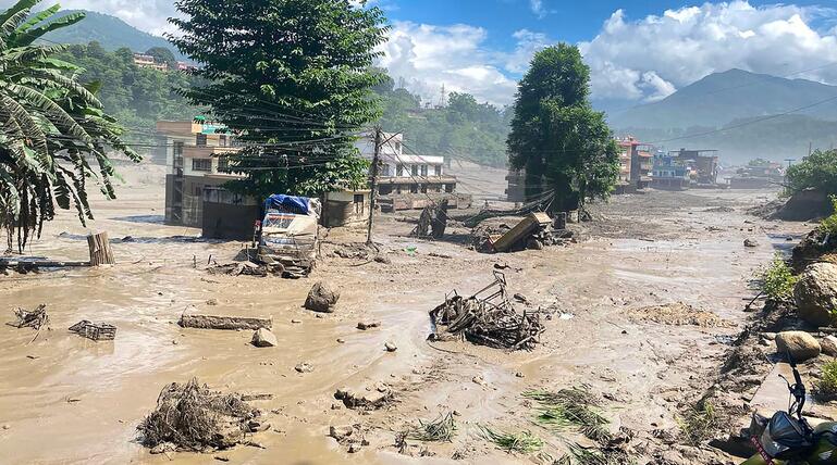 Sturzflut an Grenze zwischen China und Nepal